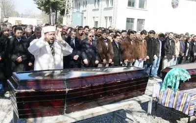 Öldürülen Avukat Ve Kız Kardeşi Toprağa Verildi Pusu Kurularak Öldürülen Avukat Ahmet Koparan Ve Kız Kardeşi Fatma Koparan'ın Cenazeleri, Bafra İlçesine Bağlı Gazibeyli Köyünde Toprağa Verildi