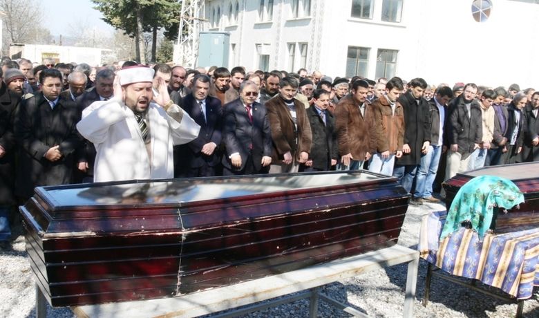 Öldürülen Avukat Ve Kız Kardeşi Toprağa Verildi Pusu Kurularak Öldürülen Avukat Ahmet KoparanVe Kız Kardeşi Fatma Koparan'ın Cenazeleri, Bafra İlçesine Bağlı Gazibeyli Köyünde Toprağa Verildi - Samsun'un Bafra ilçesinde 3 gün önce pusu kurularak  öldürülen avukat Ahmet Koparan ve kız kardeşi Fatma Koparan'ın cenazeleri, Gazibeyli köyünde toprağa verildi.