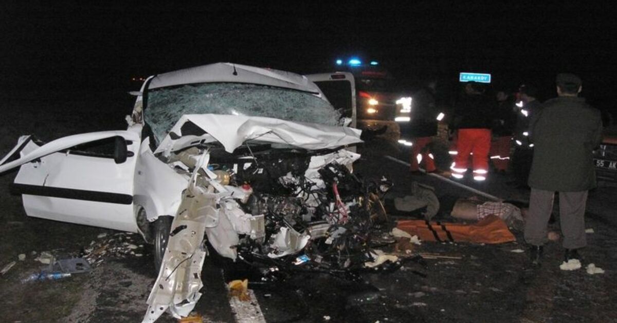 Şerit İhlali Facia Getirdi: 2 Ölü, 2 Yaralı Samsun'un 19 Mayıs İlçesinde Bir Otomobilin Şerit İhlali Yapması Sonucu 3 Aracın Karıştığı Trafik Kazasında 2 Kişi Öldü, 2 Kişi Yaralandı