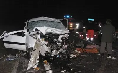 Şerit İhlali Facia Getirdi: 2 Ölü, 2 Yaralı Samsun'un 19 Mayıs İlçesinde Bir Otomobilin Şerit İhlali Yapması Sonucu 3 Aracın Karıştığı Trafik Kazasında 2 Kişi Öldü, 2 Kişi Yaralandı