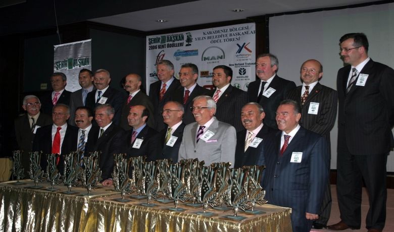 Yılın Başkanları Ödüllerini Aldı "Şehir Ve Başkan Dergisi"nce Düzenlenen Ve GazetecilerinOylarıyla Belirlenen Karadeniz Bölgesi'ndeki “yılın Belediye Başkanları” Samsun'da Düzenlenen Törenle Ödüllerini Aldı - Yerel yönetim alanında faaliyet gösteren, İzmir merkezde bulunan "Şehir ve Başkan Dergisi" tarafından düzenlenen ve gazetecilerin kullandığı oylarla belirlenen, Karadeniz Bölgesi'nin yılın belediye başkanları ödüllerini aldı.