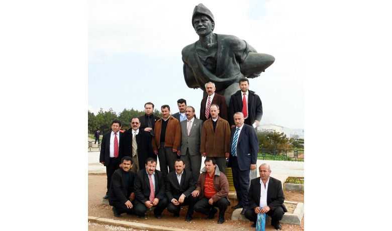 Bafralı Muhtarların Çanakkale Gezisi - Samsun'un Bafra Muhtarlar Derneği tarafından organize edilen bir günlük Çanakkale gezisinde 43 kişiden oluşan muhtar kafilesi şehitlerin abidelerini gezerken bir hayli duygulandı.