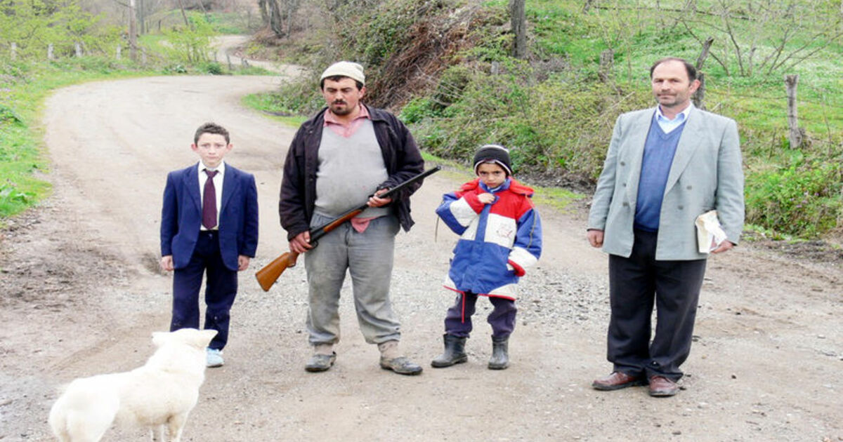 Öğrencilere Servis Yolunda Silahlı Koruma Öğrenciler, Servis Araçlarına Gitmek İçin 1.5 Kilometrelik Yolu, Çevredeki Domuzlardan Dolayı Velilerinin Silahlı Korumasında Yürüyor