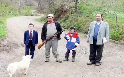 Öğrencilere Servis Yolunda Silahlı Koruma Öğrenciler, Servis Araçlarına Gitmek İçin 1.5 Kilometrelik Yolu, Çevredeki Domuzlardan Dolayı Velilerinin Silahlı Korumasında Yürüyor