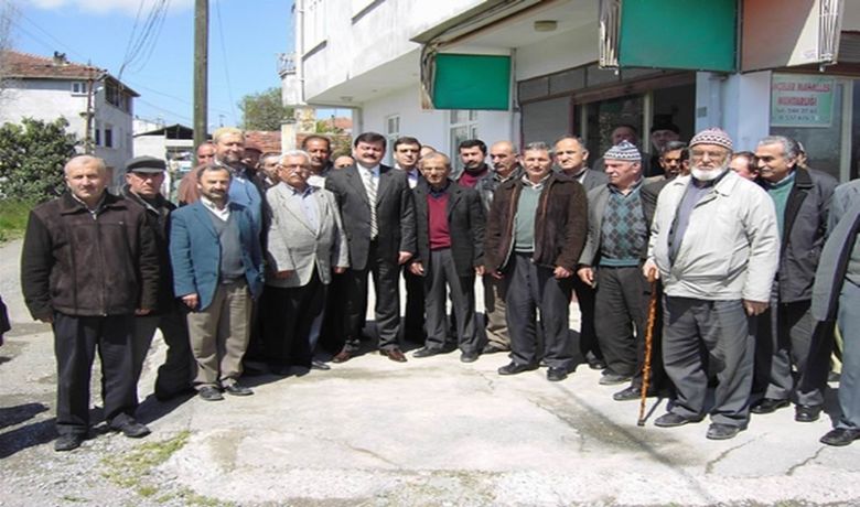 Samsun'da Yerel Yönetimler Mahallelerin Sorunlarını Yerinde Dinleyen Bafra Belediye BaşkanıŞükrü Neiş, Şehirde Kaldırım İşgaline Son Verilmesi Konusunda Uyarıda Bulundu - Bafra Belediye Başkanı Şükrü Neiş, Bahçeler Mahallesi Muhtarlığı'nı ziyaret ederek mahallenin sorunları hakkında bilgi aldı. Başkan Neiş'in ziyareti sırasında, Bahçeler Mahallesi Muhtarı Hasan Yıldız ve bazı mahalle sakinleri hazır bulundu. Mahallenin eksiklerini gidermek için sorunları dinleyen Başkan Şükrü Neiş, gerekli çalışmaların yapılarak hizmetin vatandaşın ayağına bir an önce ulaşmasını sağlamak amacıyla yetkililere talimat verdi.