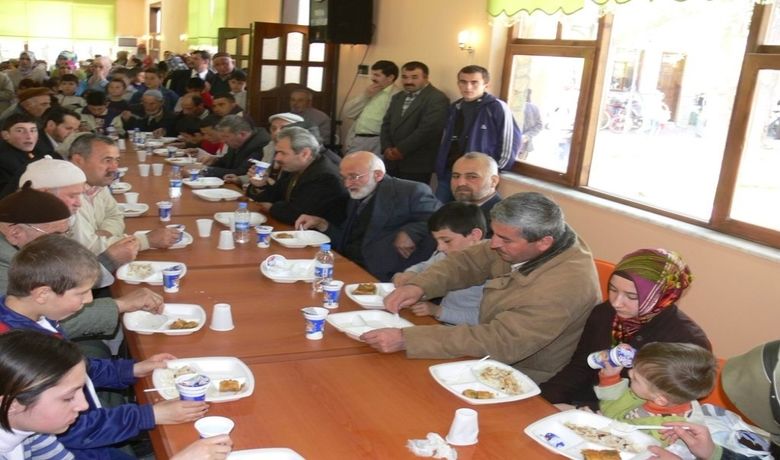 Kutlu Doğum Haftası Etkinlikleri Bafra'da 2Bin Kişiye Kutlu Doğum Aşı Dağıtıldı - Samsun'un Bafra İlçe Müftülüğü tarafından Bafra Belediyesi'nin desteğiyle organize edilen 'kutlu doğum aşı'na vatandaşlar yoğun ilgi gösterdi.