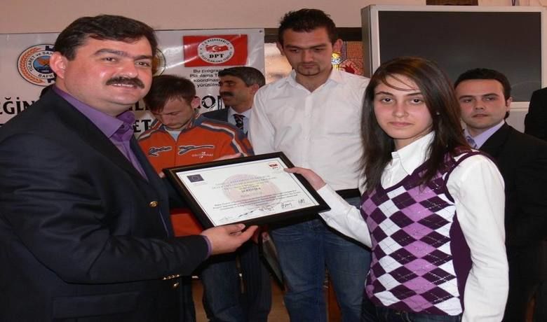 Geleceğin Girişimcilerine Sertifika - Samsun'un Bafra Ticaret ve Sanayi Odası (TSO) tarafından hazırlanan "Geleceğin Girişimcileri Projesi" kapsamında AB ve Türkiye Cumhuriyeti Hükümeti tarafından finanse edilen 11 aylık "Dış Ticaret, Girişimcilik ve İş İngilizce'si Eğitimi" seminerine katılan 80 kursiyere, düzenlenen törenle sertifikaları verildi.