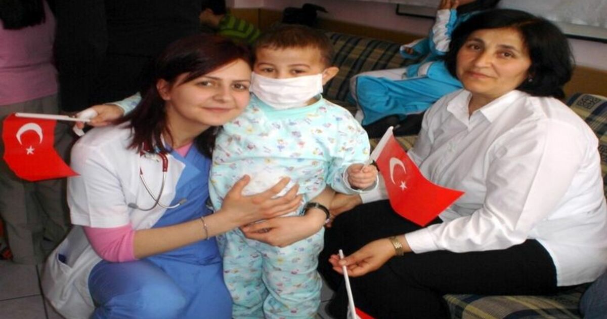 Lösemili Çocuklardan "23 Nisan" Kutlaması Omü Tıp Fakültesi Pediatri Bölümü'nde Tedavi Gören Lösemili Çocuklara Çeşitli Hediyeler Verildi