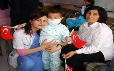 Lösemili Çocuklardan "23 Nisan" Kutlaması Omü Tıp Fakültesi Pediatri Bölümü'nde Tedavi Gören Lösemili Çocuklara Çeşitli Hediyeler Verildi