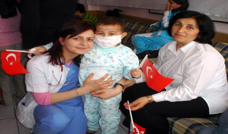 Lösemili Çocuklardan "23 Nisan" Kutlaması Omü Tıp FakültesiPediatri Bölümü'nde Tedavi Gören Lösemili Çocuklara Çeşitli Hediyeler Verildi - Samsun Lösemili ve Kan Hastalıklı Çocuklar Derneği tarafından Ondokuz Mayıs Üniversitesi (OMÜ) Tıp Fakültesi Pediatri Bölümü'nde lösemili ve kan hastalıklı çocuklar için "23 Nisan" kutlaması düzenlendi.