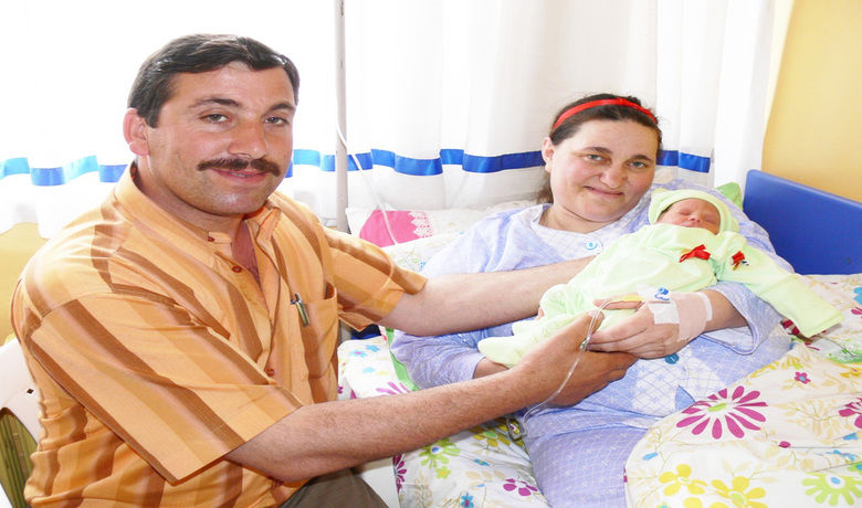 23 Yıllık Çocuk Hasreti "İkiz Çocuk"la Sona Erdi Samsun'un 19 Mayıs İlçesine BağlıOrmancık Köyünde İkamet Eden Sarı Çiftinin, 23 Yıllık Çocuk Özlemi İkiz Bebekle Son Buldu - Samsun'un 19 Mayıs ilçesine bağlı Ormancık köyünde ikamet eden Sarı çifti, 23 yıllık özlemin ardından, tüp bebek sayesinde dünyaya gelen ikiz bebeklerinin sevincini yaşıyor.