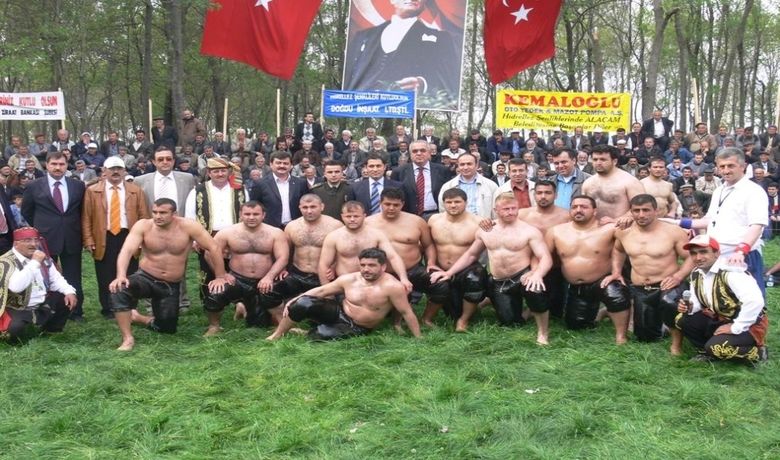 Alaçam'da Başpehlivan Ender Sermest Bulut Oldu Samsun'un Alaçam İlçesinde, Belediye Tarafından 41 YıldırTertiplenen Ve 600 Yıllık Bir Geçmişi Olan Geyikkoşan Güreşleri'nde Başpehlivanlığı Kahramanmaraşlı Sermest Bulut Kazandı - Samsun'un Alaçam ilçesinde belediye tarafından 41 yıldır geleneksel olarak tertip edilen ve 600 yıllık bir geçmişi olan Geyikkoşan Güreşleri'nde başpehlivanlığı Kahramanmaraşlı Ender Sermest Bulut kazandı.