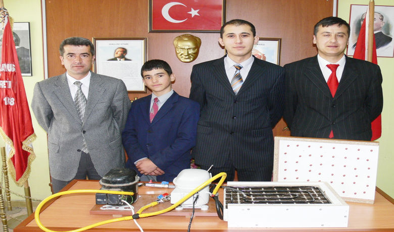 "Hibrit Tohum Dikme Makinesi" Ankara'da Yarışacak Samsun'un Bafra Kaygusuz İlköğretim Okulu'nun'Hibrit Tohum Dikme Makinesi' Projesi, Ankara'da Düzenlenecek 'Bu Benim Eserim' Projesine Katılacak - Samsun'un Bafra Kaygusuz İlköğretim Okulu, 22-26 Mayıs 2007 tarihinde Ankara'da düzenlenecek olan "Bu Benim Eserim" projesi sergisine "Hibrit Tohum Dikme Makinesi" projesiyle katılacak.
