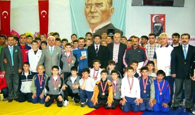 Milli Güreşçi Baki Yürüker Anısına Yapılan Güreş Turnuvası Sona ErdiAmasya Ve Samsun 4'er Birincilikle Turnuvada Adından Söz Ettiren İller Oldu - Samsun'un Bafra ilçesinde, Kırıkkale'de geçirdiği trafik kazasında hayatını kaybeden milli güreşçi Baki Yürüker anısına Türkiye Güreş Eğitim Merkezleri arasında düzenlenen güreş turnuvası sona erdi.