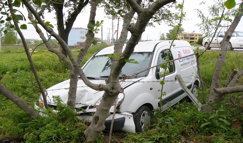 Kamyonet Yoldan Çıktı: 1 Yaralı - Samsun'da yoldan çıkan kamyonetin bir evin bahçesine uçması sonucu meydana gelen trafik kazasında 1 kişi yaralandı.