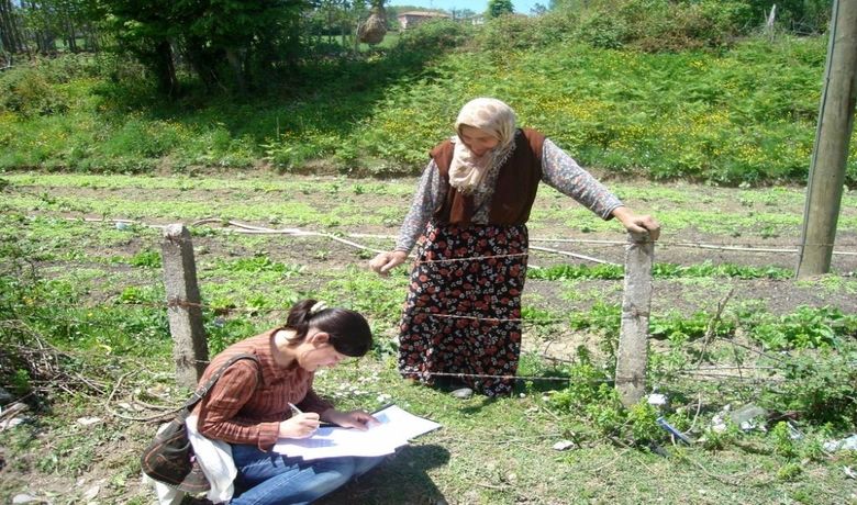 Gönüllü ÖğretmenlerdenAnne-babalara Tarlalarda Eğitim - Samsun'un Bafra ilçesinde Halkımızı Bilinçlendirme Derneği (HA-Bİ-DER) üyeleri, 0-6 yaş grubundaki çocukların ruh ve beyin gelişimine katkıda bulunmak için köylerde anne-babalara eğitim veriyor.