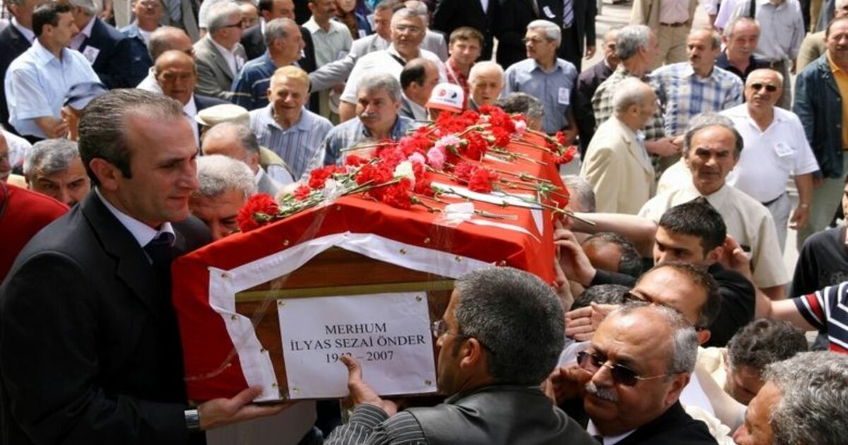Vefat Eden Chp Samsun Milletvekili Önder İçin Tören Düzenlendi Tedavi Gördüğü Ankara İbni Sina Hastanesi'nde Hayatını Kaybeden 22. Dönem Chp Samsun Milletvekili İlyas Sezai Önder İçin Chp İl Başkanlığı Ve Samsun Adliyesi Önünde Tören Düzenlendi