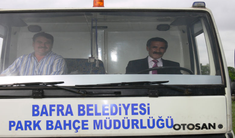 Gündüz İşte, Gece Siyasette Samsun'un Bafra Belediyesi Park Bahçeler Müdürlüğü'nde Şoför Olarak GörevYapan Bağımsız Milletvekili Adayı Yılmaz Kapancı, Gündüz Mesaisini Tamamladıktan Sonra Gece Siyasi Çalışmalarını Yürütüyor - Samsun'un Bafra Belediyesi Park Bahçeler Müdürlüğü'nde şoför olarak görev yapan bağımsız milletvekili adayı Yılmaz Kapancı, gündüz mesai saatlerini tamamladıktan sonra ekibiyle birlikte gece şehir merkezinde ve köylerde siyasi çalışmalarını yürütüyor.