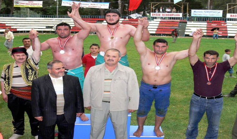 Bafra'da Başpehlivan Murat Keskin Samsun'un Bafra Güreş İhtisas Spor Kulübü Tarafından Ata SporuGüreşi Yaşatmak İçin Organize Edilen 2. Geleneksel Karakucak Güreşleri'nde Başpehlivanlığı Havzalı Murat Keskin Kazandı - Samsun'un Bafra ilçesinde, Güreş İhtisas Spor Kulübü tarafından ata sporu güreşi yaşatmak için 2. Geleneksel Karakucak Güreşleri yapıldı. Başpehlivanlığı Samsunlu Murat Keskin'in kazandığı güreşlerde ikinciliği Amasyalı Engin Öztürk, üçüncülüğü ise yine Amasyalı Alaattin Kepur elde etti.