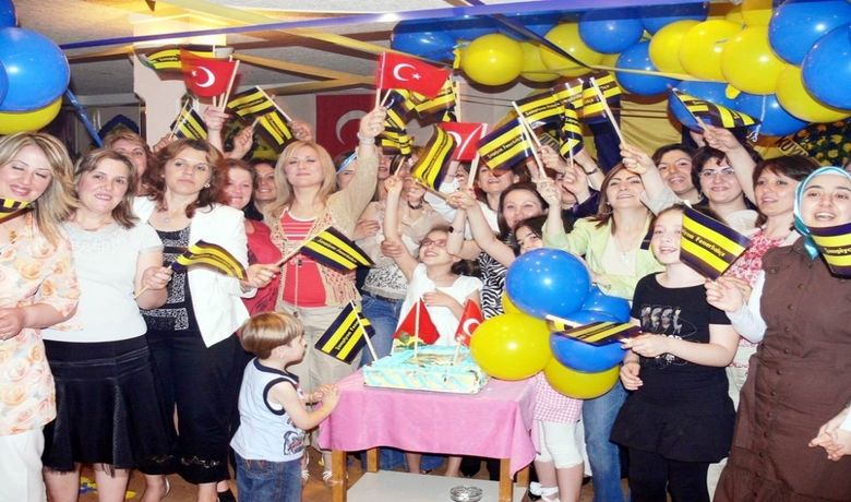 Bafra'da Fenerbahçeliler Şampiyonluğu Kutladı Bafra Fenerbahçeliler DerneğiTarafından Düzenlenen Gecede 100. Yıl Şampiyonluğu Kutlandı - Bafra Fenerbahçeliler Derneği, Fenerbahçe'nin 100. yılda elde ettiği şampiyonluğu düzenlediği bir geceyle kutladı.