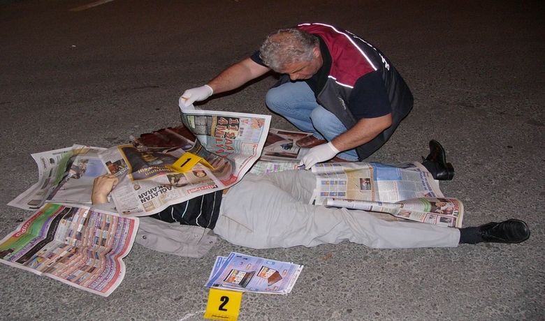 Eniştesini Cadde Ortasında Öldürdü Samsun'da Bir Kişi,Tartıştığı Eniştesine Cadde Ortasında Tabancayla Kurşun Yağdırdı - Samsun'da bir kişinin, cadde ortasında tartıştığı eniştesinin üzerine tabancayla kurşun yağdırarak öldürüp kaçtığı bildirildi.
