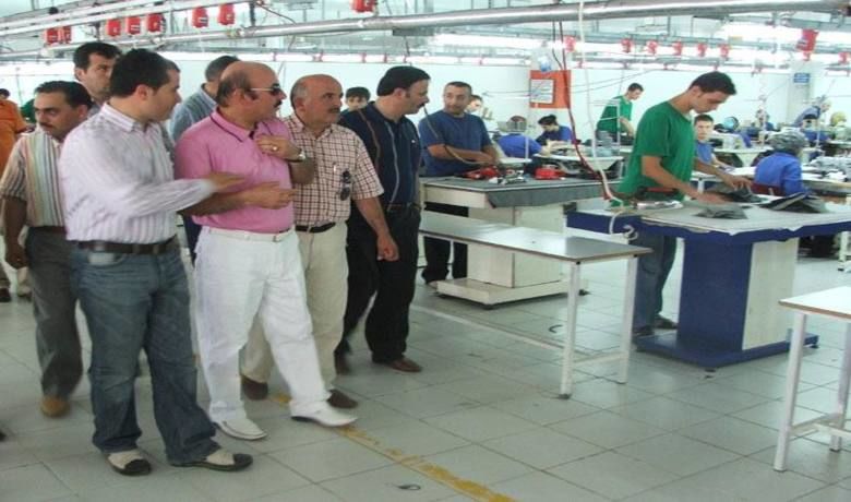 Ak Partili Kılıç’tanTekstilcilere, "Fasonculuktan Kurtulun" Çağrısı - Samsun'un Bafra ilçesinde Bakon Tekstil Firması'nı ziyaret eden AK Parti Samsun Milletvekili ve 3. Sıra Adayı Suat Kılıç, Yönetim Kurulu Başkanı Selami Tarım'a, "Fasonculuktan kurtulun. Kendi markanızı oluşturun" çağrısı yaptı.