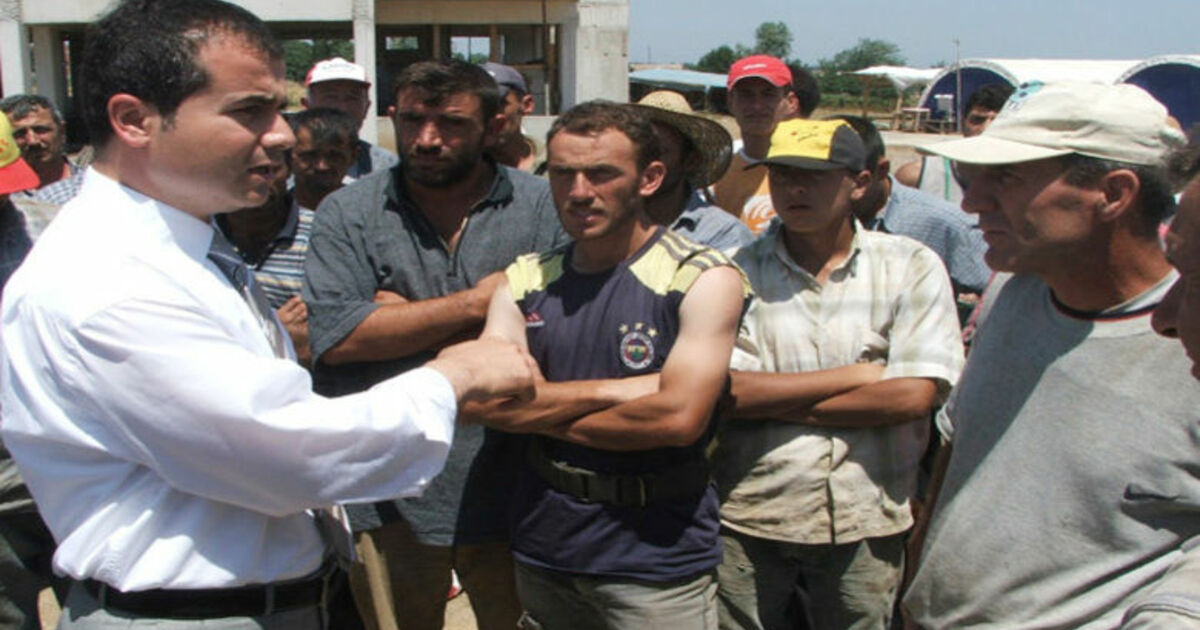 Milletvekili Kılıç'tan Müteahhide Ücret Tepkisi Ak Parti Samsun Milletvekili Suat Kılıç, Yapımı Devam Eden Cezaevi İnşaatını Ziyaretinde İşçilerin 2 Aydır Maaşlarını Alamadıkları Şikayetiyle Karşılaşınca, Şirket Yetkililerine Tepki Gösterdi