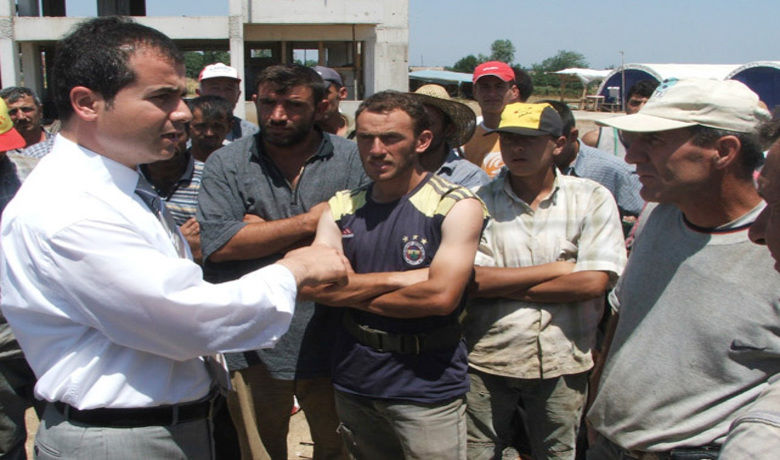 Milletvekili Kılıç'tan Müteahhide Ücret Tepkisi Ak Parti Samsun Milletvekili Suat Kılıç, Yapımı Devam EdenCezaevi İnşaatını Ziyaretinde İşçilerin 2 Aydır Maaşlarını Alamadıkları Şikayetiyle Karşılaşınca, Şirket Yetkililerine Tepki Gösterdi - AK Parti Samsun Milletvekili ve 3. sıra milletvekili adayı Suat Kılıç, Bafra ilçesinde yapımı devam eden cezaevi inşaatını ziyaretinde işçilerin 2 aydır maaşlarını alamadıkları şikayetiyle karşılaştı. İşçilerin söylediklerinin doğru olduğunu öğrenen Kılıç, şirket yetkililerine, Adalet Bakanlığı'ndan paralarını almalarına rağmen işçilerin paralarını ödemediği için tepki gösterdi.
