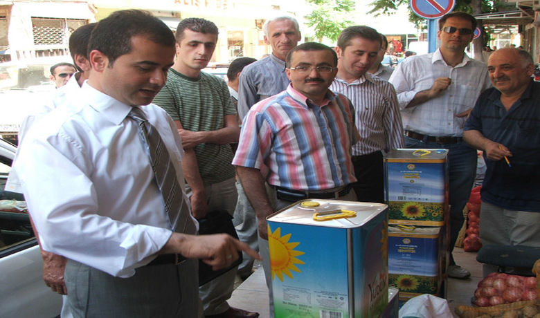 Türkiye Ak Parti'yle Zamsız Dönem Yaşadı Ak Parti Samsun Milletvekili Ve MilletvekiliAdayı Suat Kılıç: "Zam Bir Yana Birçok Gıda Maddesinin De Fiyatı Düştü" - Adalet ve Kalkınma Partisi (AK Parti) Samsun Milletvekili ve 3. sıra adayı Suat Kılıç, Türkiye'nin AK Parti'yle 4.5 yıldır zamsız bir dönem yaşadığını belirterek, "Zam bir yana birçok gıda maddesinin de fiyatı düştü" dedi. Bafra ilçesinde 22 Temmuz Genel Seçimleri için yaptığı çalışmalar kapsamında esnafları ziyaret eden Suat Kılıç, bir bakkal ile fiyat karşılaştırması yaptı. 2002 seçimlerinden önce 10 kiloluk KARADENİZBİRLİK ayçiçeği yağının 30 YTL olduğunu, bugün ise 19 YTL'den satıldığını öğrenen Suat Kılıç, "İşte AK Parti farkı" diye konuştu. 2002 öncesinde şekerin çuvalının 86 YTL, unun ise 30 YTL olduğuna dikkat çeken Kılıç, "Şimdi şeker 75, un ise yine 30 YTL.  3 günde bir zam yapılan dönemden milletimizi kurtardık. Milletimizin neden AK Parti'den vazgeçmediğini artık herkes anlamalı. 4.5 yıldır elektriğe zam olmaması bir yana yüzde 5'lik indirim de ortada. Bu yaşananlar istikrarın göstergesidir. Bu istikrarın devamı da yine milletimizin elinde" şeklinde konuştu.