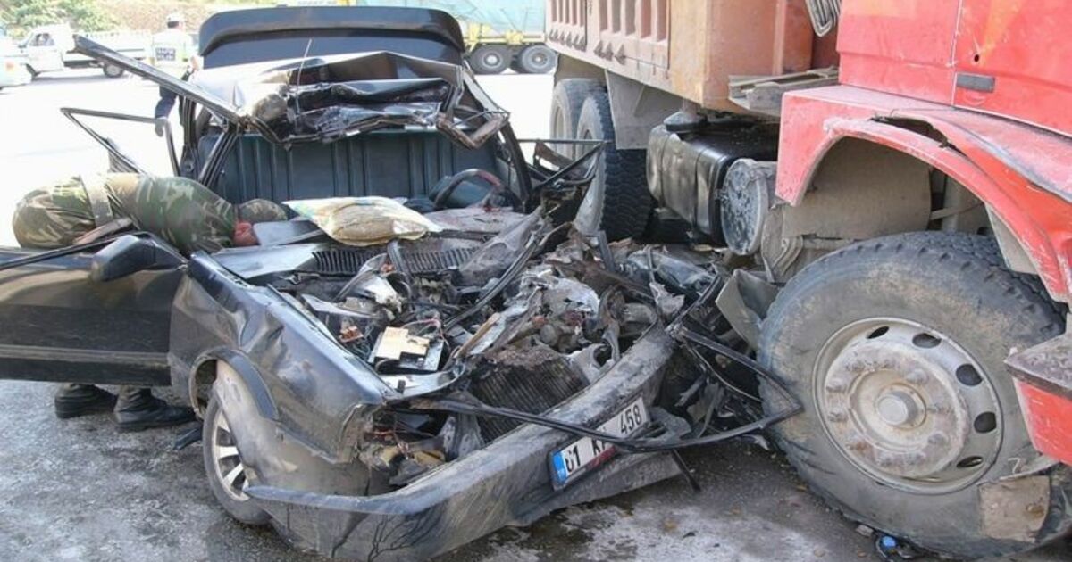 Cenaze Dönüşü Facia: 3 Ölü, 5 Yaralı Cenazeden Dönenleri Taşıyan Otomobilin Kamyonla Çarpışması Sonucu 3 Kişi Öldü, 5 Kişi De Yaralandı Kazada Ölen 8 Aylık Hamile Kadının Bebeği Sezaryenle Karnından Alınmasına Rağmen Kurtarılamadı