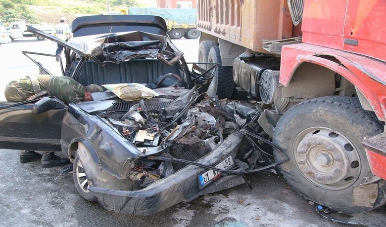 Cenaze Dönüşü Facia: 3 Ölü, 5 Yaralı Cenazeden Dönenleri Taşıyan Otomobilin Kamyonla Çarpışması Sonucu 3 KişiÖldü, 5 Kişi De Yaralandı Kazada Ölen 8 Aylık Hamile Kadının Bebeği Sezaryenle Karnından Alınmasına Rağmen Kurtarılamadı - Samsun'da cenazeden dönen aileleri taşıyan otomobilin kamyonla çarpışması sonucu meydana gelen trafik kazasında 3 kişi öldü, 4'ü çocuk 5 kişi de yaralandı. Kazada ölen 8 aylık hamile kadının bebeği sezaryenle karnından alınmasına rağmen kurtarılamadı.