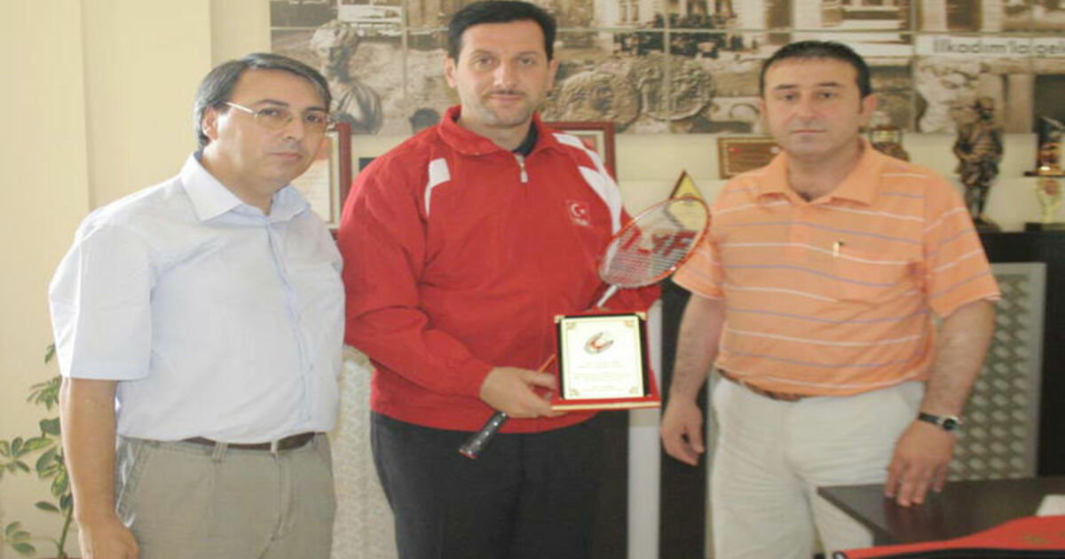 Badminton Fedarasyonu'ndan Başkan Tok'a Plaket