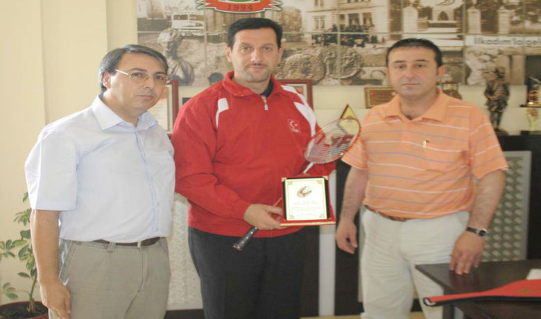 Badminton Fedarasyonu'ndan Başkan Tok'a Plaket - Türkiye Badminton Federasyonu Yönetim Kurulu üyeleri Necati Çakır ve Mustafa Şahin, İlkadım Belediye Başkanı Erdoğan Tok'u makamında ziyaret etti. Necati Çakır ve Mustafa Şahin, Samsun-Bafra Derbent Barajı Milli Parkı Milli Takımlar Kampı'na katkılarından dolayı Başkan Erdoğan Tok'a plaket takdim ederek, milli takım forması ile badminton raketi hediye etti.