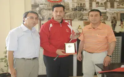 Badminton Fedarasyonu'ndan Başkan Tok'a Plaket