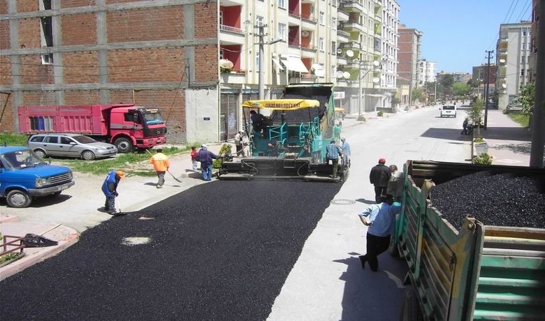 Bafra Belediyesi'nden Asfalt Çalışması - Samsun'un Bafra İlçe Belediyesi tarafından yaz mevsimi ile başlatılan asfalt çalışmaları devam ediyor. Bafra Belediye Başkanı Şükrü Neiş de yerinde inceleyip takip ettiği çalışmalar, Fen İşleri Müdürlüğü ekiplerince sürdürülüyor. Başkanı Şükrü Neiş, asfalt çalışmalarının ilçenin 21 mahallesinde periyodik olarak devam ettiğini söyledi. Yaz ayı boyunda Gazipaşa, Emirefendi, Kemalpaşa, İsmetpaşa, İshaklı, Fatih ve Altınkaya mahallelerinde asfalt çalışması yaptıklarını anlatan Şükrü Neiş, "Bu sene belirlediğimiz mahalle ve sokaklarımıza 8 bin ton asfalt sereceğiz" dedi.