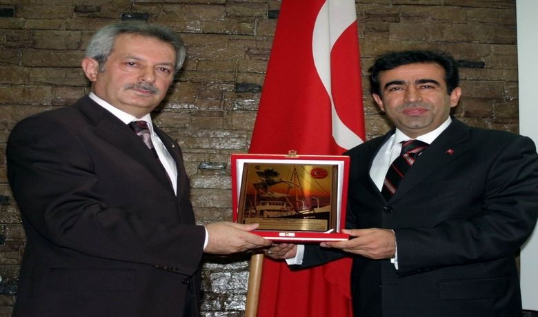 Mülki Erkana Köydes Teşekkürü Samsun İl Genel Meclisi Aldığı Kararla Vali Hasan Basri Güzeloğlu, İl Özelİdaresi Genel Sekreteri Aslan Karanfil Ve Kaymakamları, Köydes Kaynaklarını En Verimli Şekilde Kullandıkları İçin Teşekkür Plaketi Verildi - Samsun İl Özel İdaresi, aldığı bir kararla 2006 yılında KÖYDES kaynaklarını en verimli şekilde kullanarak en üst düzeyde hizmet üretilmesini sağlayan mülki idare amirlerine plaket vererek teşekkür etti.
