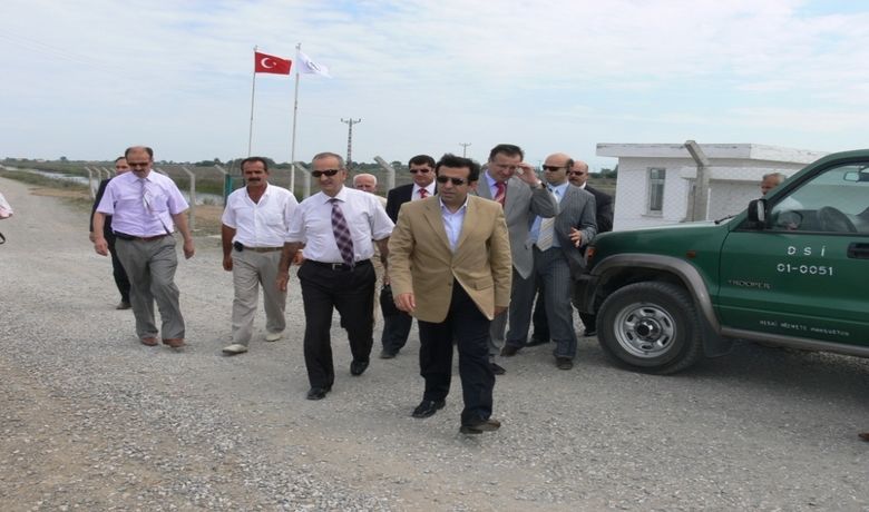Vali Güzeloğlu'nun Bafra Ziyareti Samsun Valisi Hasan BasriGüzeloğlu, Bafra Ovası Sulamasına Yönelik Yapılan Çalışmaları Yerinde İnceledi - Samsun Valisi Hasan Basri Güzeloğlu, Bafra Ovası sulaması çalışmalarını yerinde inceledi. Bafra ilçesini ziyaret eden Vali Güzeloğlu, Bafra Kaymakamı Bekir Dınkırcı, DSİ Bölge Müdürü Mehmet Recep Çıtır ve İl Çevre ve Orman Müdürü Kadir Kılıç ile birlikte çeşitli incelemelerde bulundu. DSİ Bafra Şube Müdürlüğü'nü ziyaret eden Vali Güzeloğlu'na, Şube Müdürü Gökhan Hacıömeroğlu tarafından çalışmalar hakkında brifing verildi. Hacıömeroğlu, 47 bin 727 hektar tarım alanının sulanmasını kapsayan Bafra Ovası Sulaması Projesi kapsamında inşaat çalışmalarının devam ettiğini söyledi.