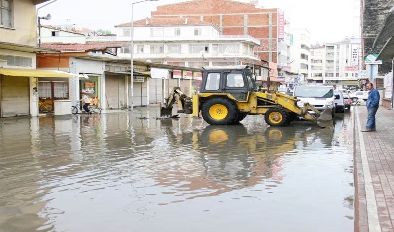 Bafra'da Sağanak Yağmur - Samsun'un Bafra ilçesinde etkili olan sağanak yağmur, su baskınlarına yol açtı.
