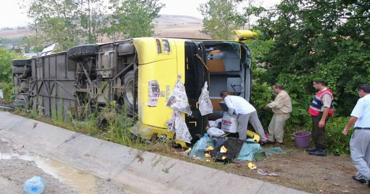 Sağanak Yağış, Yolcu Otobüsünü Devirdi: 1 Ölü, 18 Yaralı Samsun'da Sağanak Yağış Dolayısıyla Kayarak Yoldan Çıkıp Karşı Şeride Geçerek Su Kanalına Devrilen Yolcu Otobüsünde Bulunan 1 Kişi Öldü, 18 Kişi Yaralandı