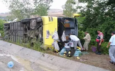 Sağanak Yağış, Yolcu Otobüsünü Devirdi: 1 Ölü, 18 Yaralı Samsun'da Sağanak Yağış Dolayısıyla Kayarak Yoldan Çıkıp Karşı Şeride Geçerek Su Kanalına Devrilen Yolcu Otobüsünde Bulunan 1 Kişi Öldü, 18 Kişi Yaralandı