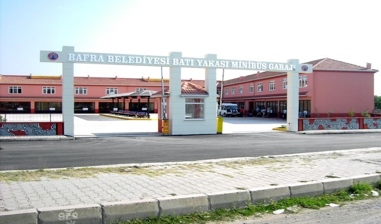 Batı Yakası Minibüs Garajı'nda Sona Gelindi - Samsun'un Bafra ilçesinde, Batı Yakası Minibüs Garajı'ndaki inşaat çalışmalarının son aşamaya geldiği bildirildi. Yetkililerden alınan bilgiye göre, kısa bir zaman sonrası için açılışı planlanan Batı Yakası Minibüs Garajı inşaatı çalışmaları tamamıyla bitirildi. Bafra Belediye Başkanı Şükrü Neiş, son çalışmalarla Minibüs Garajı'nda, yaklaşık 1500 metrekare alanlı minibüs durakları zemin betonu yapıldığını söyledi. Durak yerlerinin polikarbon çatı örtü montajları yapıldığını anlatan Neiş, “Garaj giriş kısmı betopan çalışmaları, kontrol binası mimari işleri tamamlandı. Otomatik kaldıraçlı kapı montajları yapıldı. Bina içi ve dışındaki eksik olan boya işleri tamamlandı. Garaj önü asfalt çalışmaları bitirildi, bitki ve çim alanlarındaki çalışmalar tamamlandı. Peronlara çizgi çekilip numara verildi. Garaj bugün itibarıyla tüm eksikleri tamamlanarak açılışa hazır hale getirildi” dedi.