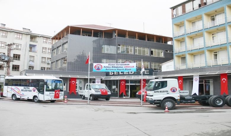 Bafra Belediyesi Araç Filosunu Büyüttü - Samsun'un Bafra Belediyesi, hizmetlerin daha iyi yürütülmesi amacıyla 5 adet araç satın alarak hizmete sundu. Bafra Belediyesi, fen işleri, imar ve belediye hizmetleri bünyesinde çalıştırılmak üzere yaklaşık 600 bin YTL değerinde 5 adet araç satın aldı. Yeni alınan araçların hizmete girmesi için belediye hizmet binası önünde tören düzenlendi. Törene Bafra Belediye Başkanı Şükrü Neiş, AK Parti Bafra İlçe Başkanı Av. İbrahim Semiz, Belediye Başkan yardımcıları Fikri Düşünsel, Ahmet Tokgöz, meclis üyeleri ve çok sayıda vatandaş katıldı.