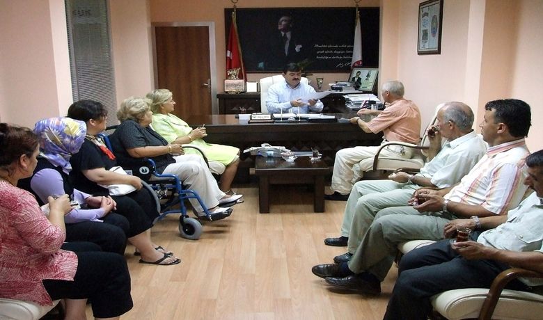 Sakatlar Derneği'nden Başkan Neiş'e Ziyaret - Sakatlat Derneği Bafra Şubesi Yönetim Kurulu üyeleri, Bafra Belediye Başkanı Şükrü Neiş'i makamında ziyaret etti. Dernek çalışmaları ve yeni projeler paylaşılan, karşılıklı fikir alışverişinde bulunulan ziyarette, Belediye Başkanı Şükrü Neiş, 'sosyal belediyecilik' anlayışına uygun olarak engellilere her alanda yardım ve destekte bulunduklarını belirtti. Bu tür hizmetlere bundan sonra da devam edeceklerini ifade eden Başkan Neiş, Bafra adına ortaya konulacak her türlü çalışmalara Bafra Belediyesi olarak destek verdiklerini kaydetti. Neiş, “Bu çerçevede Bafra toplumunda varlığı ciddi manada ortaya konulan engellilerin karşılaştıkları temel sorunların çözümünün yanı sıra, engellilerin sosyal, spor, kültür ve eğitimde etkin rol oynamalarına yardımcı olmak için yoğun bir çaba harcıyoruz” dedi. Dernek yöneticileri de bugüne kadar kendilerine sağladığı bu yardımlardan dolayı Başkan Şükrü Neiş'e teşekkür etti.