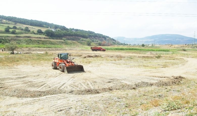 Mezbaha Binası Tesisi İnşaatına Başlandı - Samsun'un Bafra Belediyesi Yeni Mezbaha ve Hayvan Pazarı Tesisi projesine başlandı. Son teknolojiye ait cihazların bulunacağı yeni mezbaha binası inşaatı için temel çalışmalarına başlandı. Aktekke köyü alt kısmında yer alan Yeni Mezbaha ve Hayvan Pazarı Tesisi inşaatında temel çalışmaları için hummalı bir faaliyet başladı. Yetkililerden alınan bilgiye göre, bina ile kanalizasyon hattı arasında yükselti farkı sorunu giderildikten sonra hava şartlarının uygun olmasında bağlı olarak temel kalıp çalışmalarına bu hafta başlanması bekleniyor. İnşaat olarak yıl sonuna kadar bitirilmesi gereken inşaatın, temel dışındaki kısımları prefabrik kiriş ve kolon montajıyla yapılacak. Bu arada temel çalışması için 1 ay, diğer prefabrik montajının da 1 hafta sürmesi planlanıyor. Zemin etüt ve diğer avan projelerine uygun olan, toplam 21 bin 200 metrekare alana yapılacak ve son teknoloji ile donatılacak olan yeni mezbaha alanı içerisinde, sırasıyla mezbaha binası, açık ve kapalı hayvan barınakları, açık hayvan pazarı ve köpek sığınma evi kısımları yapılacak. Şu an mezbaha binasının inşaat ihalesi yapılarak çalışması devam etmekte. Diğer kısımlar ise mezbaha binası inşaatından sonra devam edecek. Mezbaha binası, inşaat alanı olarak yaklaşık 1400 metrekare kapalı alan içermekte. Bu alan içerisinde 2 adet toplam 200 metrekare soğuk hava deposu, küçükbaş ve büyükbaş hayvan kesim ünitesi, et yıkama ve parçalama kısmı, deri, işkembe, kelle ayak ve ciğer odaları, idari bina odaları mevcut.