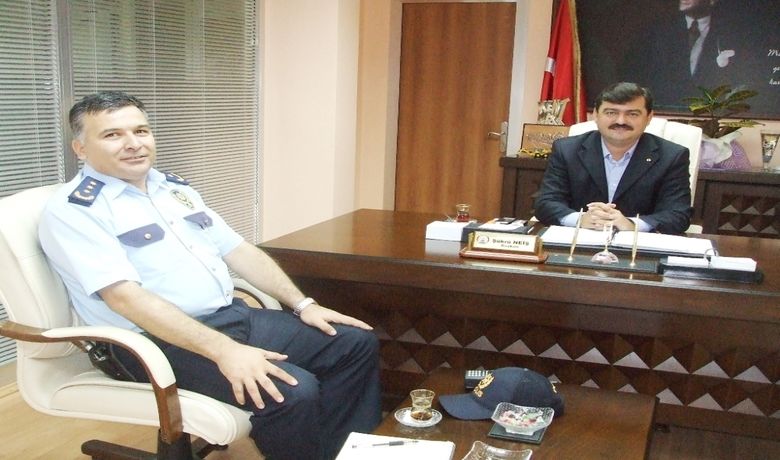 Bafra Emniyet MüdürüÖzkan'dan Başkan Neiş'e Ziyaret - Samsun'un Bafra İlçe Emniyet Müdürlüğü görevine atanan Kadri Özkan, Bafra Belediye Başkanı Şükrü Neiş'i makamında ziyaret etti. Samimi bir atmosferde gerçekleşen ziyarette ilçeyi ilgilendiren konular konuşuldu. İlçe Emniyet Müdürü Kadri Özkan, ilk ziyaretini Başkan Şükrü Neiş'e gerçekleştirdiğini ve bunun bir iadeyi ziyaret olduğunu söyledi. Başkan Şükrü Neiş ise, ''Bafra'mız için güzel hizmetler üretebileceğine inandığımız bir arkadaşımız. Belediye Başkanı olarak her zaman yanında olduğumuzu ifade etmek istiyorum. İadeyi ziyaretinden dolayı da kendisine teşekkür ediyorum” dedi.