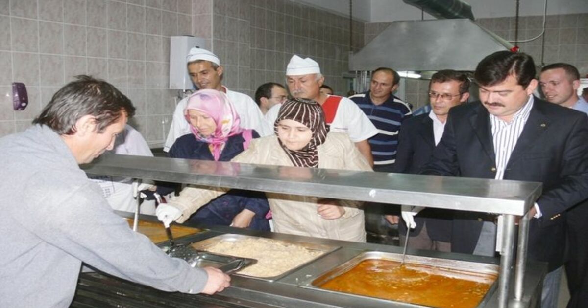 Bafra Tso'dan Belediye Aşevinde İftar Yemeği Bafra Belediye Başkanı Şükrü Neiş Ve Tso Başkanı Rızvan Aksoy İftar Yemeği Dağıttı
