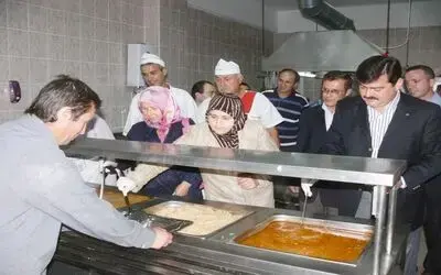 Bafra Tso'dan Belediye Aşevinde İftar Yemeği Bafra Belediye Başkanı Şükrü Neiş Ve Tso Başkanı Rızvan Aksoy İftar Yemeği Dağıttı