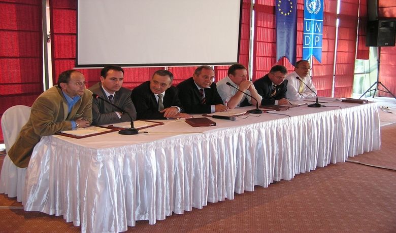 Samsun'da "Yerelde Sürdürülebilir Kalkınma" Paneli Omü Öğretim Üyesi Yrd. Doç. Dr. Ali Kemal Ayan: "SuyunTuzluluk Oranı Artmış, Toprağın Tansiyonu Fırlamış" "Mobil Santralin Samsun'un İçme Suyuna Zararı Varsa Bu Bir İhanettir" - Ondokuz Mayıs Üniversitesi (OMÜ) Öğretim Üyesi Yrd. Doç. Dr. Ali Kemal Ayan, bölgede suyun tuzluluk oranının arttığını, toprağın tansiyonunun fırladığını belirtti. Ayan, Tekkeköy ilçesindeki 2 mobil santral eğer 800 bin kişinin yararlandığı içme suyuna zarar veriyorsa bunun bir ihanet olduğunu vurguladı.