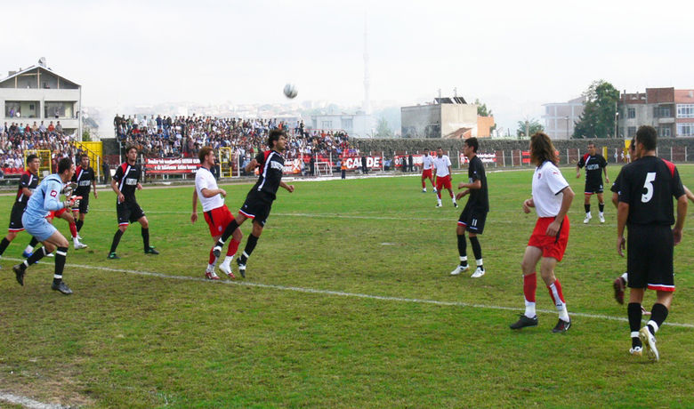 Tff 3. Lig BafraBelediyespor: 3 Gazi Belediyespor: 1 - TFF 3. Lig 2. Grup'ta oynanan maçta Bafra Belediyespor, kendi sahasında Gazi Belediyespor'u 3-1 mağlup etti.