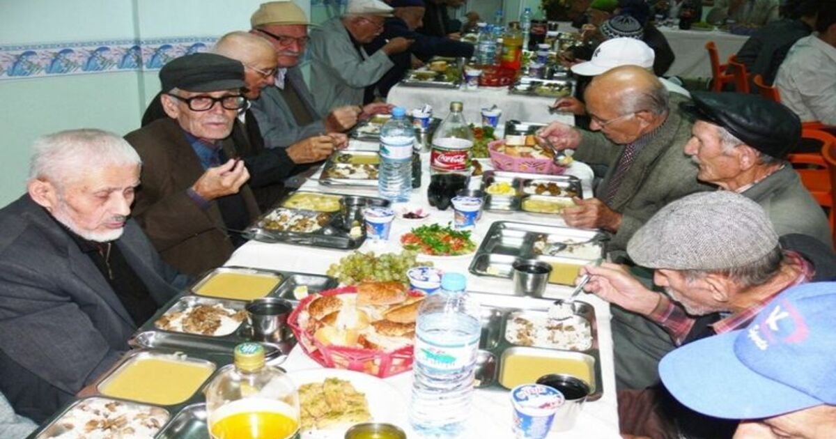 Bafra'da Yaşlılarla Huzurevinde İftar Yemeği